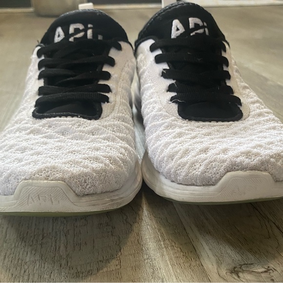 APL | Techloom Phantom running shoes | White w Black laces | size 5.5 - Picture 3 of 13